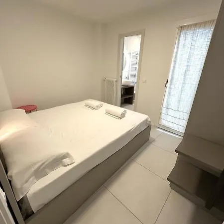 White Lakeside Lejlighed *