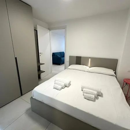 White Lakeside Colonno