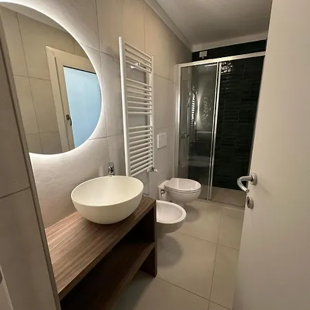 White Lakeside Lejlighed Colonno