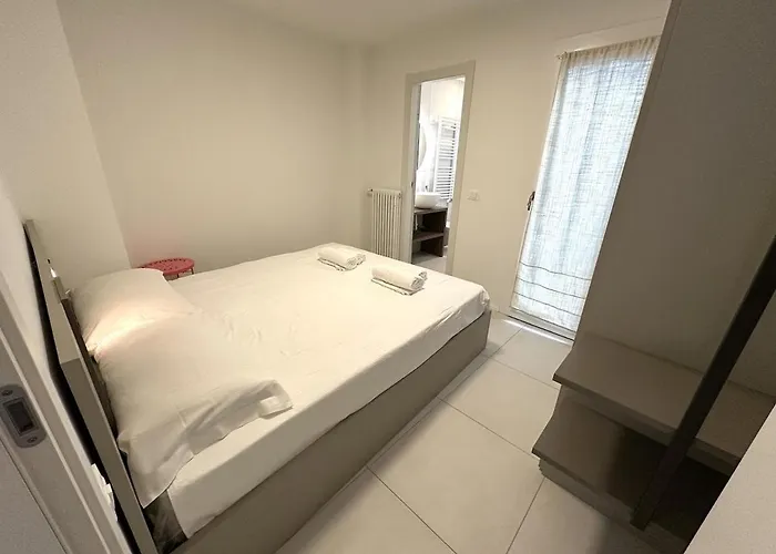 White Lakeside Lejlighed *