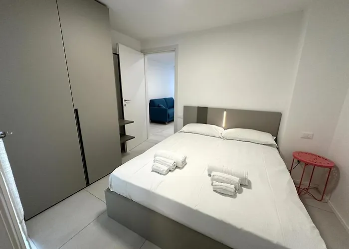 White Lakeside Colonno