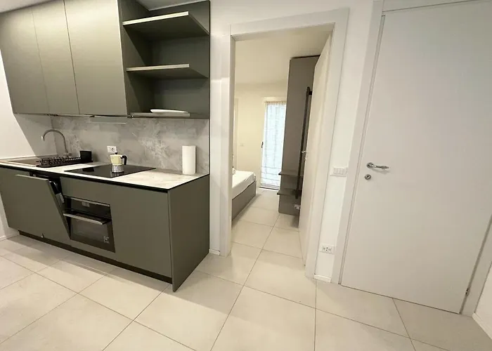 White Lakeside Lejlighed *