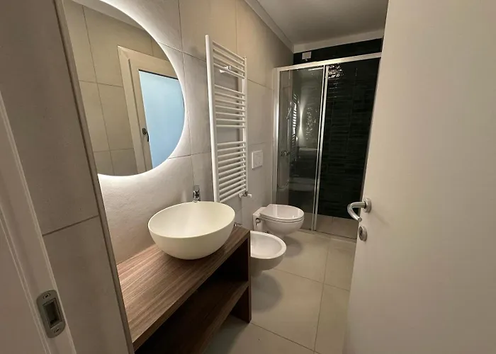 White Lakeside Apartman Colonno