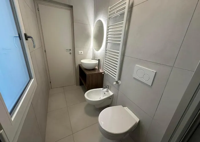 White Lakeside Lejlighed *